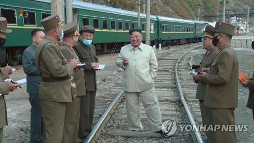  Theo đăng tải ngày 14/10 của KCNA, ông Kim Jong Un nhận định thiệt hại của tỉnh Hamgyong Nam "nghiêm trọng hơn ông nghĩ". Ông bày tỏ vui mừng khi biết người dân có thể chuyển về nhà mới trong cuối tháng 10. Quân đội Triều Tiên được lệnh xây dựng hơn 2.300 căn nhà ở Komdok. Ảnh: KCNA. 