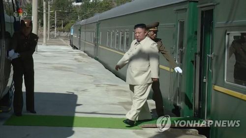  Ông Kim Jong Un nhấn mạnh các ban ngành liên quan cần có biện pháp cung cấp lương thực và nhu yếu phẩm hàng ngày cho nhân dân vùng chịu thiên tai. Ông ra lệnh chính quyền và quân đội "chăm sóc tốt cho người dân, khi cuộc sống của họ đã khó khăn khi trú tạm ở nhà công cộng và nhà người khác". Ảnh: KCNA. 