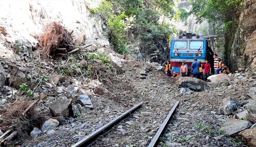 Một đoạn đường sắt qua khu vực miền Trung sạt lở do mưa, bão.