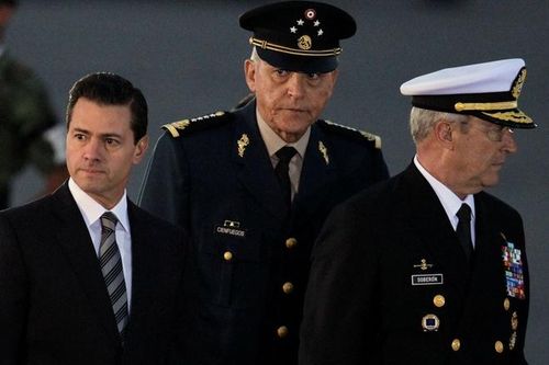 Cựu Bộ trưởng Quốc phòng Mexico Salvador Cienfuegos (giữa). Ảnh: Reuters.