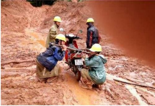 Vượt điểm sạt lở trên đường vào Phước Thành để tiếp cận đường dây
