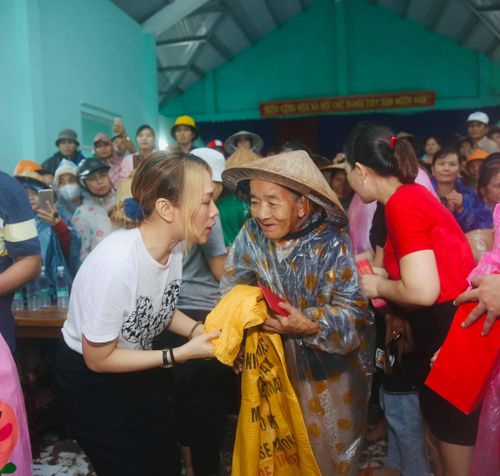 Mỹ Tâm tận tay trao quà và tiền ủng hộ tới những người dân tại miền Trung đang gặp bão lũ.