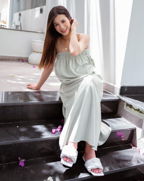 Gần những tháng sắp sinh, Đông Nhi đẹp rạng rỡ liên tục "gây mê" người hâm mộ.
