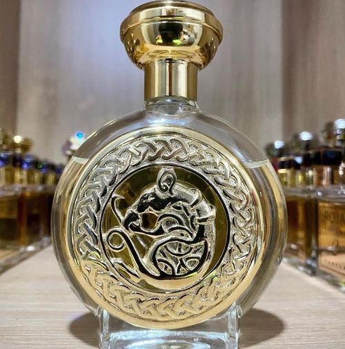 Trấn Thành khoe chai nước hoa ưng ý, dân mạng lập tức gọi tên Hari Won.