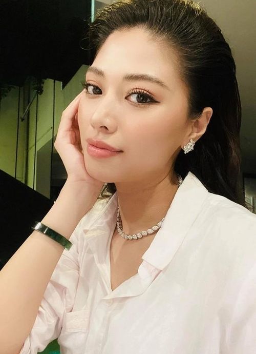 BTV Ngọc Trinh khoe thần thái sang chảnh gây chú ý.