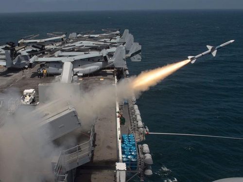 Tàu sân bay USS Ronald Reagan phóng tên lửa trong đợt tập trận Valiant Shield 2018 ở Thái Bình Dương. Ảnh: AP