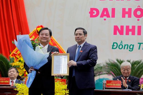 Trưởng Ban Tổ chức Trung ương Phạm Minh Chính trao Quyết định của Bộ Chính trị cho ông Lê Minh Hoan.
