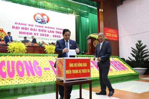 Trưởng Ban Tổ chức Trung ương Phạm Minh Chính và các đại biểu dự Đại hội quyên góp ủng hộ đồng bào miền Trung bị thiên tai. (Ảnh: Nguyễn Văn Trí/TTXVN)