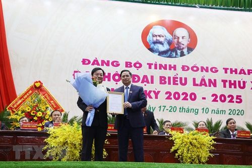 Trưởng Ban Tổ chức Trung ương Phạm Minh Chính trao Quyết định của Bộ Chính trị phân công, chỉ định cho ông Lê Minh Hoan, Ủy viên Trung ương Đảng, Bí thư Tỉnh ủy Đồng Tháp nhiệm kỳ 2015-2020, Trưởng Đoàn đại biểu Quốc hội khóa XIV đơn vị tỉnh Đồng Tháp, Thứ trưởng Bộ Nông nghiệp và Phát triển nông thôn tham gia Ban cán sự Đảng Bộ Nông nghiệp và Phát triển nông thôn. (Ảnh: Nguyễn Văn Trí/TTXVN)