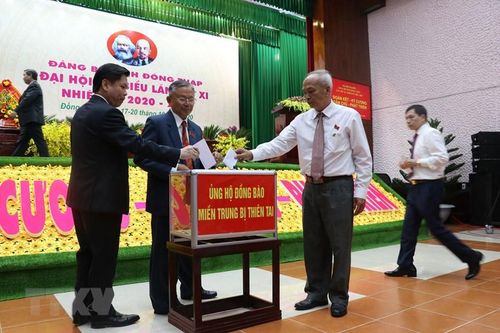 Đại biểu dự Đại hội quyên góp ủng hộ đồng bào miền Trung bị thiên tai. (Ảnh: Nguyễn Văn Trí/TTXVN)
