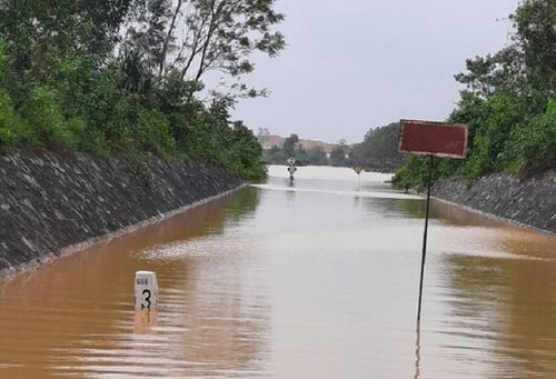 Nhiều đoạn đường sắt qua miền Trung bị ngập nước (Ảnh: Đường sắt Việt Nam)