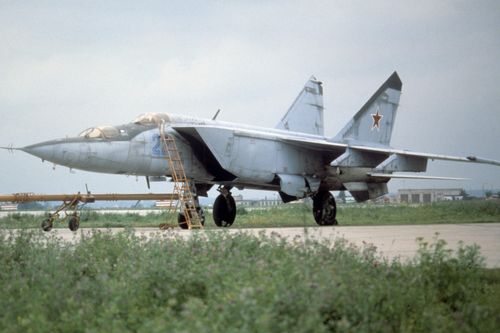 Syria cũng có tiêm kích MiG-25 phiên bản xuất khẩu nhưng với các đặc điểm chưa rõ ràng. Đầu năm 1981, không quân Israel phục kích MiG-25 trên bầu trời Lebanon bằng máy bay trinh sát RF-4. Họ đã thành công trong việc áp sát hai chiếc MiG và bắn hạ một trong số đó bằng F-15.