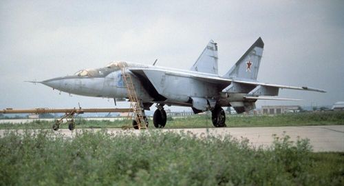 Các vụ va chạm đáng chú ý nhất giữa MiG-25 và F-15 xảy ra trong Chiến dịch Bão táp sa mạc năm 1991. Vào ngày 17/1/1991, một phi đội F-15 Mỹ đã đối đầu với hai chiếc MiG-25 và bắn 10 tên lửa vào chúng.