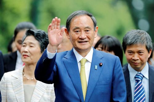  Thủ tướng Suga thăm nhà sàn Bác Hồ ở Hà Nội hôm 19/10. Ảnh: Reuters. 