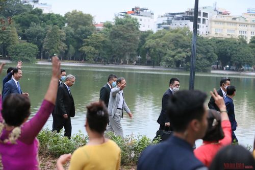  Rất nhiều người dân bất ngờ, vui thích khi được gặp Thủ tướng Nhật Bản. 