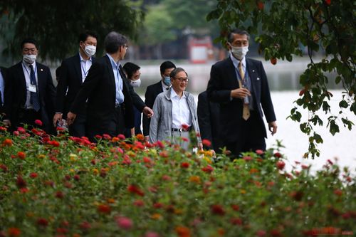 Trong ngày 19-10, Thủ tướng Nhật Bản Suga Yoshihide cũng đã thăm Nhà sàn Bác Hồ, viếng Lăng Bác, thăm Đại học Việt-Nhật và có bài phát biểu chính sách ASEAN của Nhật Bản. 