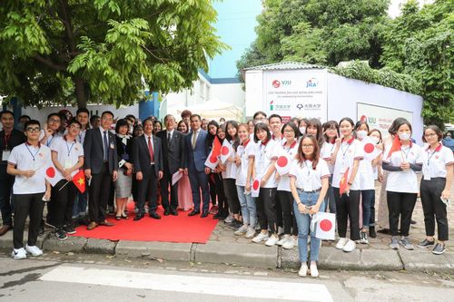 Thủ tướng Nhật giao lưu với sinh viên Việt Nam