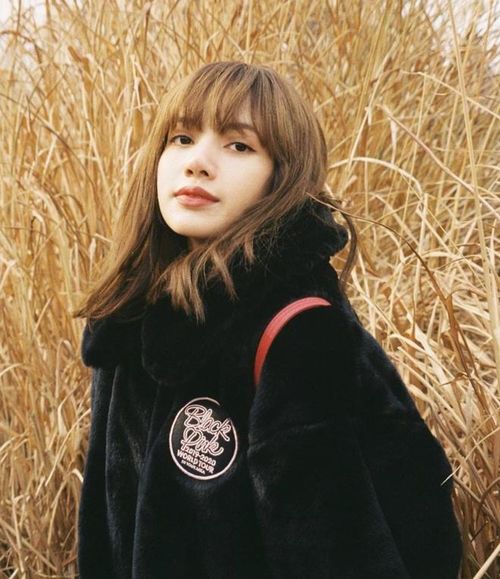 Lisa khi vén mái và để mái bằng. Ảnh: Osen, @lalalalisa_m.