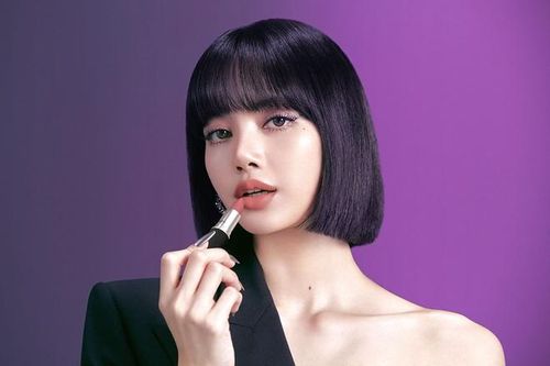 Lisa là thần tượng Hàn Quốc đầu tiên trở thành đại sứ toàn cầu của thương hiệu làm đẹp Mỹ. Ảnh: Harper's Bazaar.