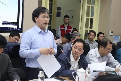 TS. Mai Văn Khiêm báo cáo nhận định rằng bão số 8 sẽ đổ bộ vào đêm 24 đến ngày 25-10 nhưng chưa rõ tâm bão sẽ vào Bắc bộ hay Trung bộ