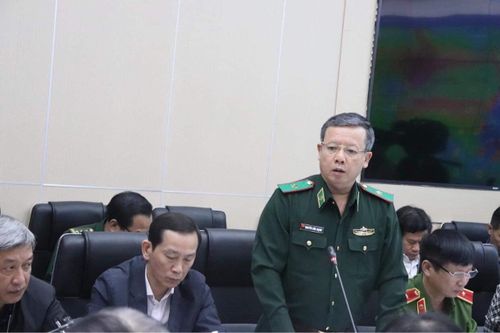 Thiếu tướng Nguyễn Đức Mạnh, Phó Tư lệnh Bộ Tư lệnh Bộ đội Biên phòng báo cáo công tác kêu gọi tàu thuyền tránh bão số 8