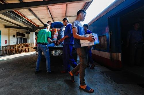 Hàng chủ yếu là thuốc men, thực phẩm, nước uống, áo phao