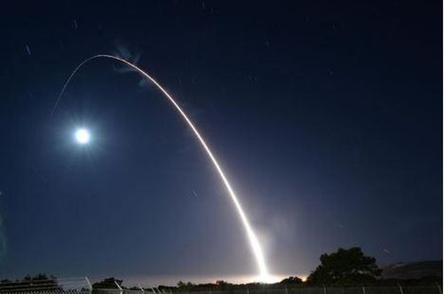 Tên lửa đạn đạo xuyên lục địa (ICBM) Minuteman III được phóng trong một cuộc thử nghiệm - Ảnh: AP