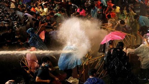 Cảnh sát Thái Lan phun vòi rồng giải tán người biểu tình