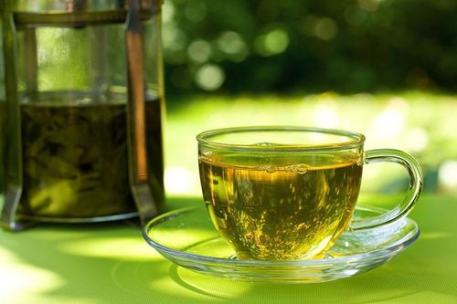 Bên cạnh đó, trà xanh cũng chứa một chất chống oxy hóa được gọi là EGCG, có thể bảo vệ não, hệ thần kinh và tim của bạn