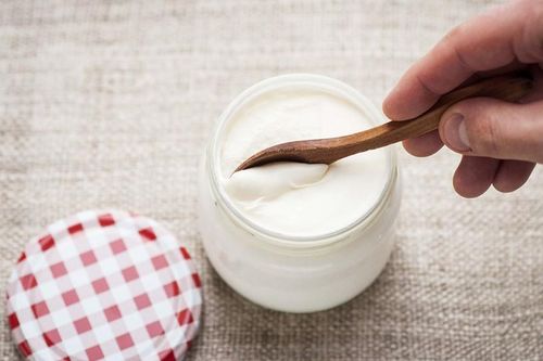 Sữa chua có thể giúp kiểm soát cân nặng, đồng thời giúp làm tăng cảm xúc, thúc đẩy sự viên mãn trong một ngày hoạt động. Một số loại sữa chua còn là nguồn cung cấp men vi sinh rất tốt, giúp đường ruột khỏe mạnh. Đặc biệt, bạn có thể ăn kèm sữa chua cùng một số loại hoa quả giàu chất xơ. Chúng khá tiện lợi cho bạn bởi không phải mất thời gian nấu nướng