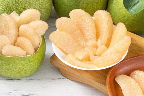 Hầu hết các loại trái cây đều chứa vitamin, kali, chất xơ và lượng calo tương đối thấp. Nhờ lượng nước và chất xơ cao nên trái cây cũng làm tăng cảm giác no bụng, giảm sự hấp thụ calo. Bạn có thể kết hợp trái cây cùng sữa chua hoặc phô mai để đảm bảo một bữa sáng ngon miệng, đủ chất