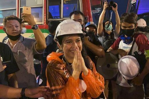 Patsaravalee "Mind" Tanakitvibulpon trong một cuộc biểu tình chống chính phủ vào ngày 21/10. Ảnh: Reuters.