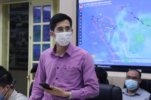 Ông Trần Quang Năng báo cáo về tình hình thiên tai tại một cuộc họp của Ban chỉ đạo Trung ương về phòng chống thiên tai
