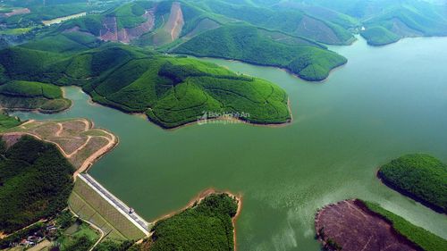 Đập Vệ Vừng trở thành điểm du lịch hấp dẫn của nhiều du khách. Ảnh: Sách Nguyễn.