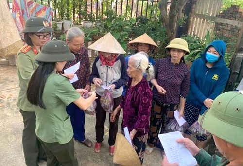 Sự giúp đỡ thiết thực góp phần giúp bà con miền Trung vượt qua khó khăn