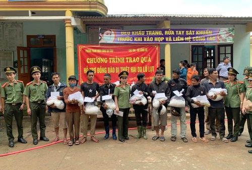 Đại diện Công an tỉnh Quảng Trị trao quà cho người dân bị thiệt hại do lũ lụt