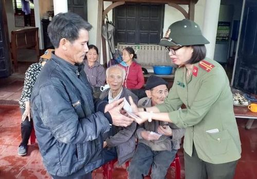 Đại diện Công an tỉnh Quảng Bình trao quà cho người dân bị thiệt hại do lũ lụt