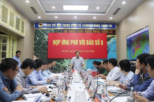  Bộ trưởng Nguyễn Xuân Cường chủ trì cuộc họp ứng phó bão số 8 chiều 23/10. Ảnh: Ngọc Hà. 