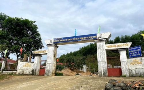 Trường Dân tộc bán trú Tiểu học và THCS Ba Trang cho tất cả học sinh nghỉ học để theo dõi sức khỏe, hạn chế lây lan bệnh ra cộng đồng.