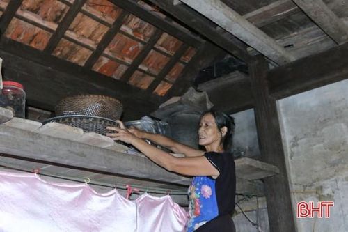 Thứ nhất, đây là nơi người dân cất trữ lương thực phẩm, đồ dùng sinh họa, để chúng không bị nước nhấn chìm, qua đó duy trì được cuộc sống trong lũ lụt. Ảnh: Báo Hà Tĩnh.