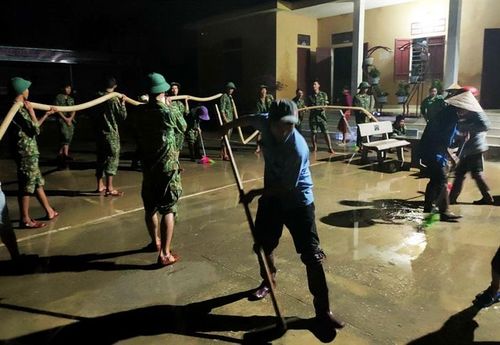 Đoàn viên thanh niên BĐBP Quảng Bình vệ sinh các trường học sau lũ. Ảnh: Hoài Nam
