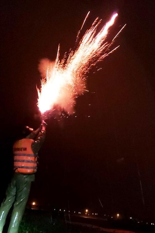 Trạm kiểm soát Biên phòng Nhật Lệ bắn pháo hiệu báo bão. Ảnh: Hoài Nam