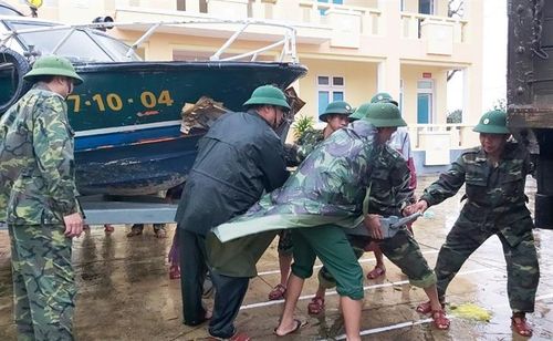 Cán bộ, chiến sĩ Đồn Biên phòng Nhật Lệ kiểm tra, chuẩn bị phương tiện sẵn sàng chiến đấu khi có tình huống. Ảnh: Hoài Nam