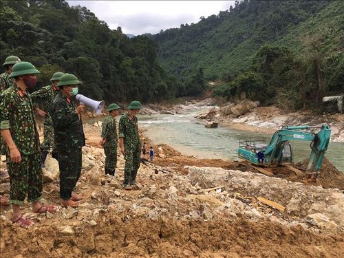 Hiện trường tìm kiếm ở thủy điện Rào Trăng 3. Ảnh: Đỗ Trưởng/TTXVN