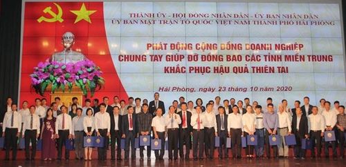 Cộng đồng doanh nghiệp Hải Phòng quyên góp hơn 90 tỷ đồng, trong đó 1 doanh nghiệp ủng hộ 11 tỷ đồng và 200 tấn gạo. 