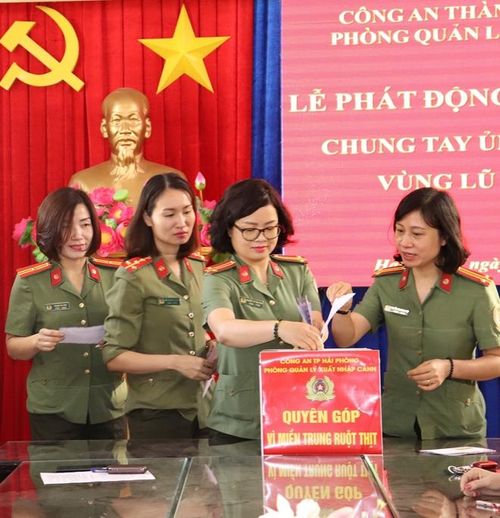  Lực lượng Công an cùng nhiều tổ chức, đoàn thể ủng hộ miền Trung. 