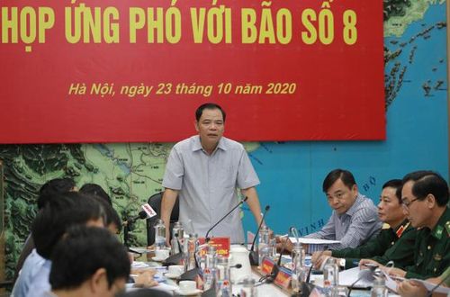 Ông Nguyễn Xuân Cường - Bộ trưởng Bộ NN&PTNT chủ trì cuộc họp về ứng phó với cơn bão số 8, chiều nay (23/10).