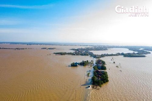 Tại cuộc họp, Trung tâm Dự báo khí tượng thủy văn Quốc gia cho biết, bão số 8 suy yếu dần khi đến đất liền thì bão số 9 xuất hiện trên Biển Đông. Ảnh: H.M
