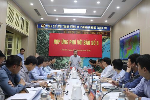 Bộ trưởng Nguyễn Xuân Cường phát biểu chỉ đạo tại cuộc họp.