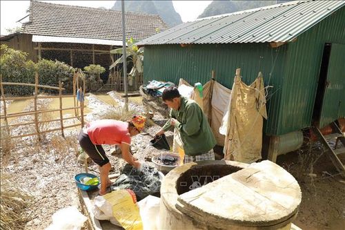 Tranh thủ thời tiết thuận lợi, gia đình ông Trương Đức ở thôn 1, xã Tân Hóa, huyện Minh Hóa hong phơi đồ dùng gia đình và lương thực bị ảnh hưởng do lũ lụt. Ảnh: Vũ Sinh/TTXVN